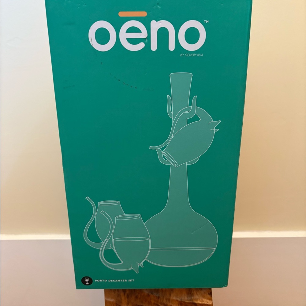 Oenophilia Porto decanter set. Hand blown glass decanter, and four sippers